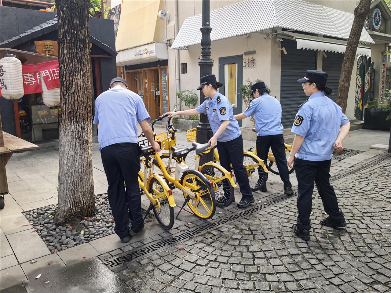 规范共享单车停放 ——江岸城管供图.jpg