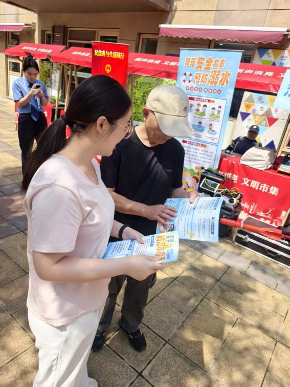 防溺水科普宣传进社区，洪山应急筑牢暑期“安全+文明”双防线 | 极目新闻
