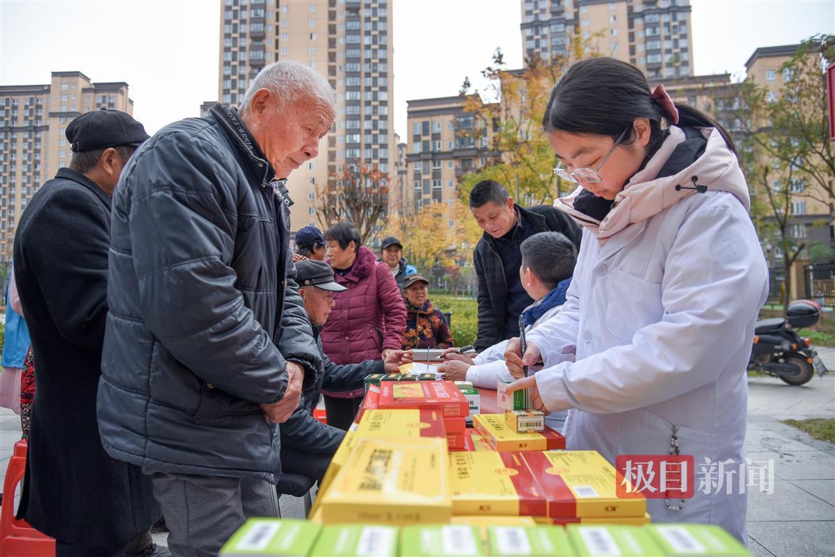 12月6日，黄瑞（右）在荆州经开区滩桥镇新桥社区，为滩桥新城小区居民标注服药方法。 （极目新闻记者 黄志刚 摄）.jpg