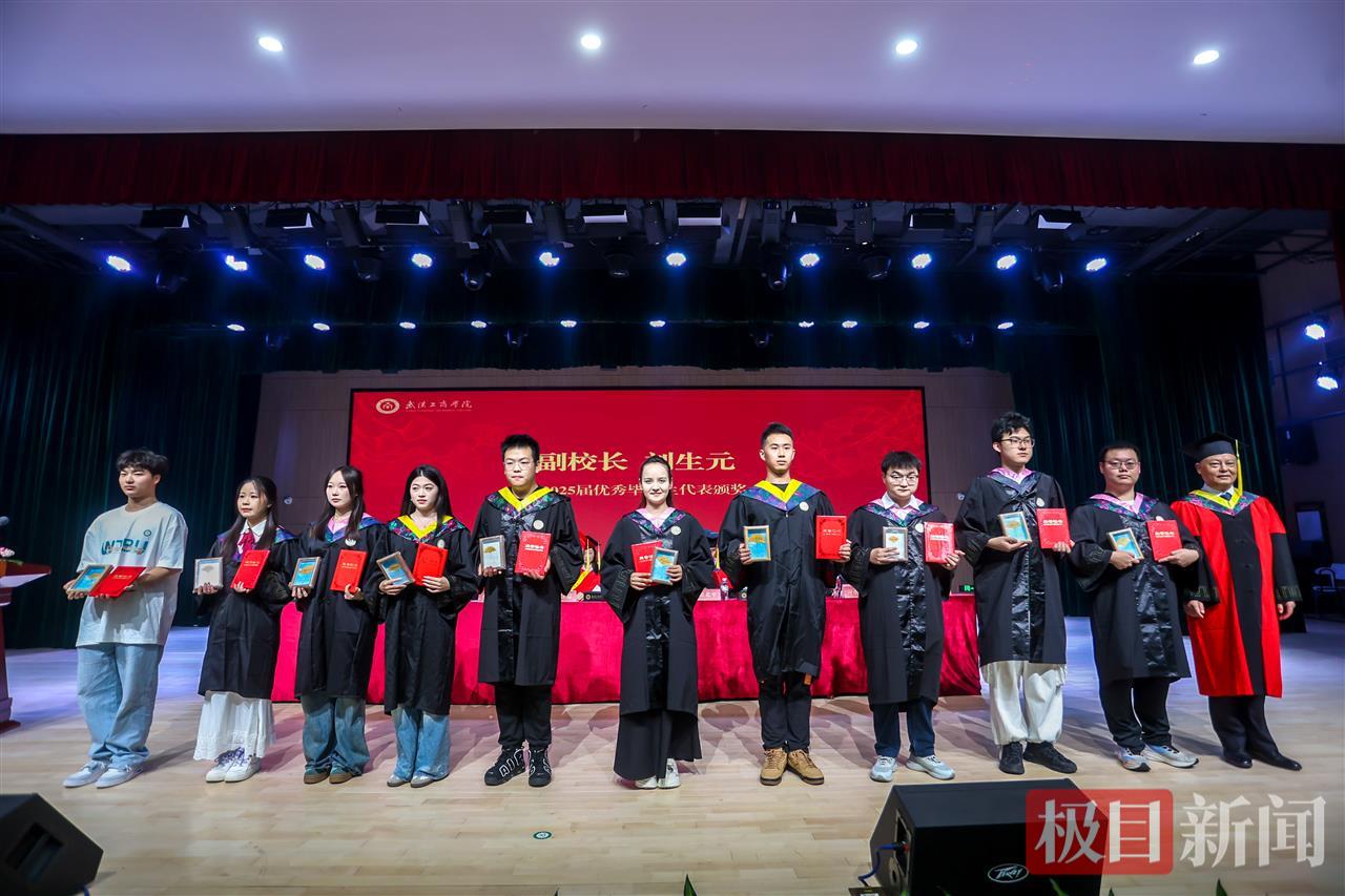 图为副校长刘生元为优秀毕业生代表赠送银杏叶青春相框 摄影：佳航.jpg