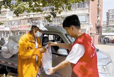 天津北辰区志愿者为户外工作者送上防暑