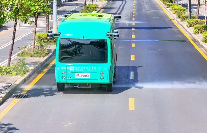 8月29日，荆州市生活垃圾分类培训暨金牌讲师评选启动仪式和环卫新能源技术交流活动举行，这是宇通重工自研的L4级自动驾驶环卫车在无人化作业。（宇通重工 供图）.jpg