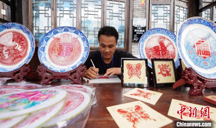 图为非遗传承人现场制作“思南剪纸”。　黄晓海 摄