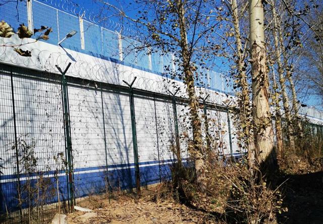 实探罪犯脱逃的吉林监狱外围:六米高墙有铁丝网,附近有高山和小河