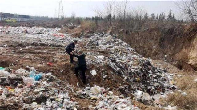 陕西一村庄大坑堆满垃圾，距民居仅数米远，当地：正调查
