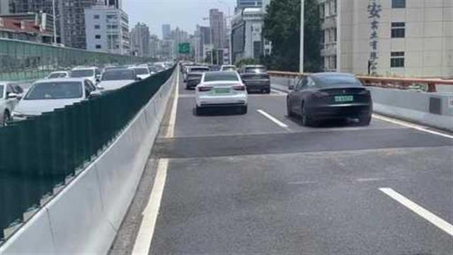 上海高架桥路面多处热得拱起！养护单位：均已及时抢修，10辆车每天24小时不间断洒水降温