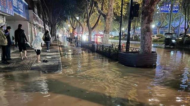 西安一地铁站附近供水管道爆裂致路面大量积水，当地：正在抢修，地铁运