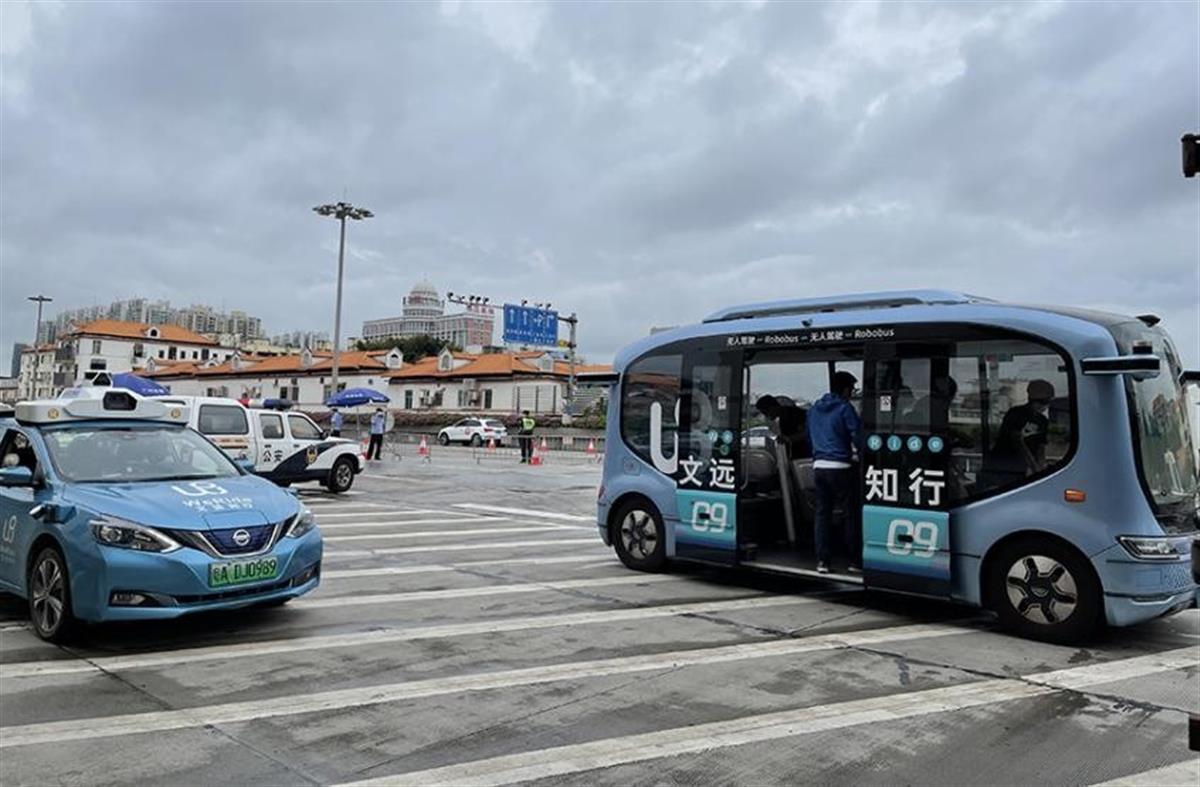 文远知行无人驾驶小巴车和出租车.jpg