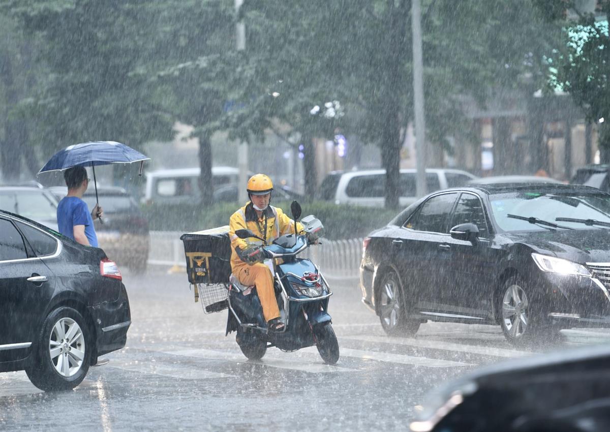 多图预警!暴雨如期而下,外卖小哥冒雨前行