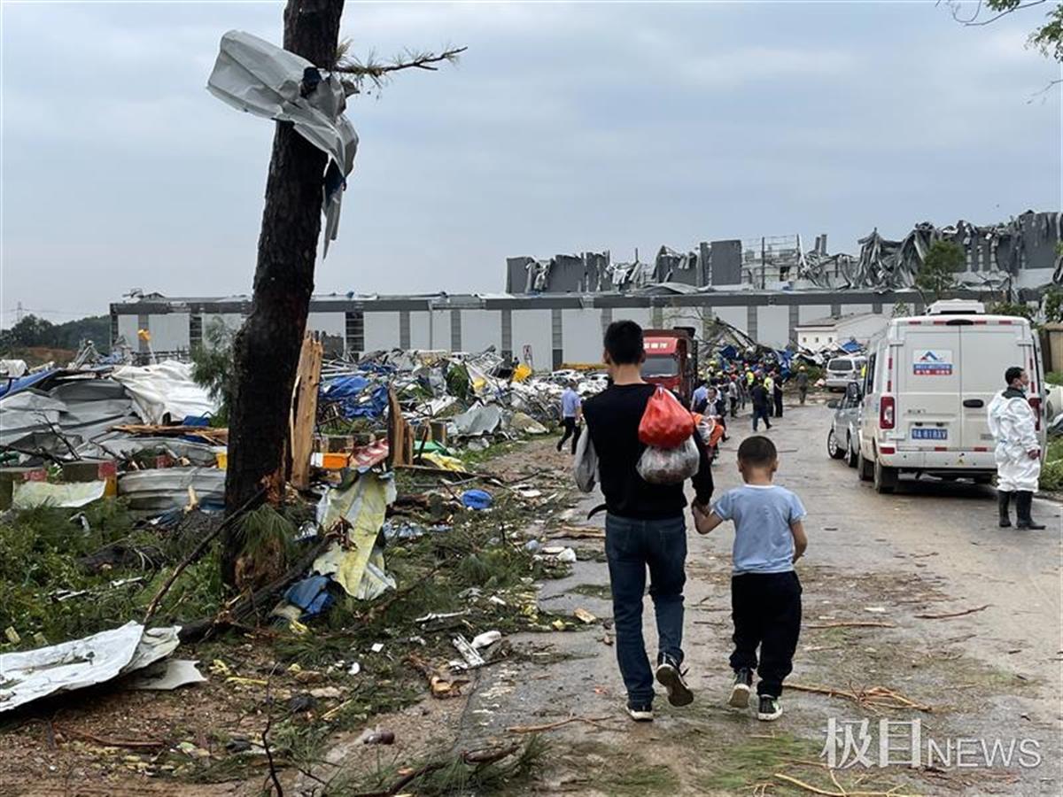 武汉龙卷风核心现场直击十余吨的信号塔被掀倒员工宿舍屋顶被掀