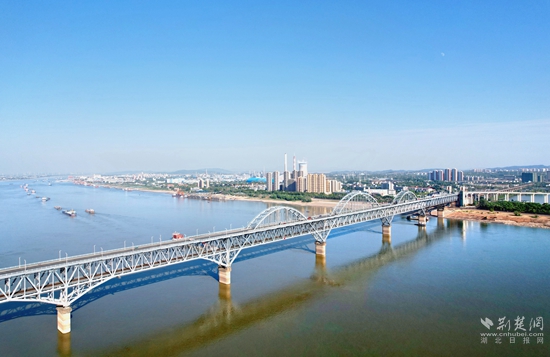 一桥两岸，鄂东门户。詹丽君 供图