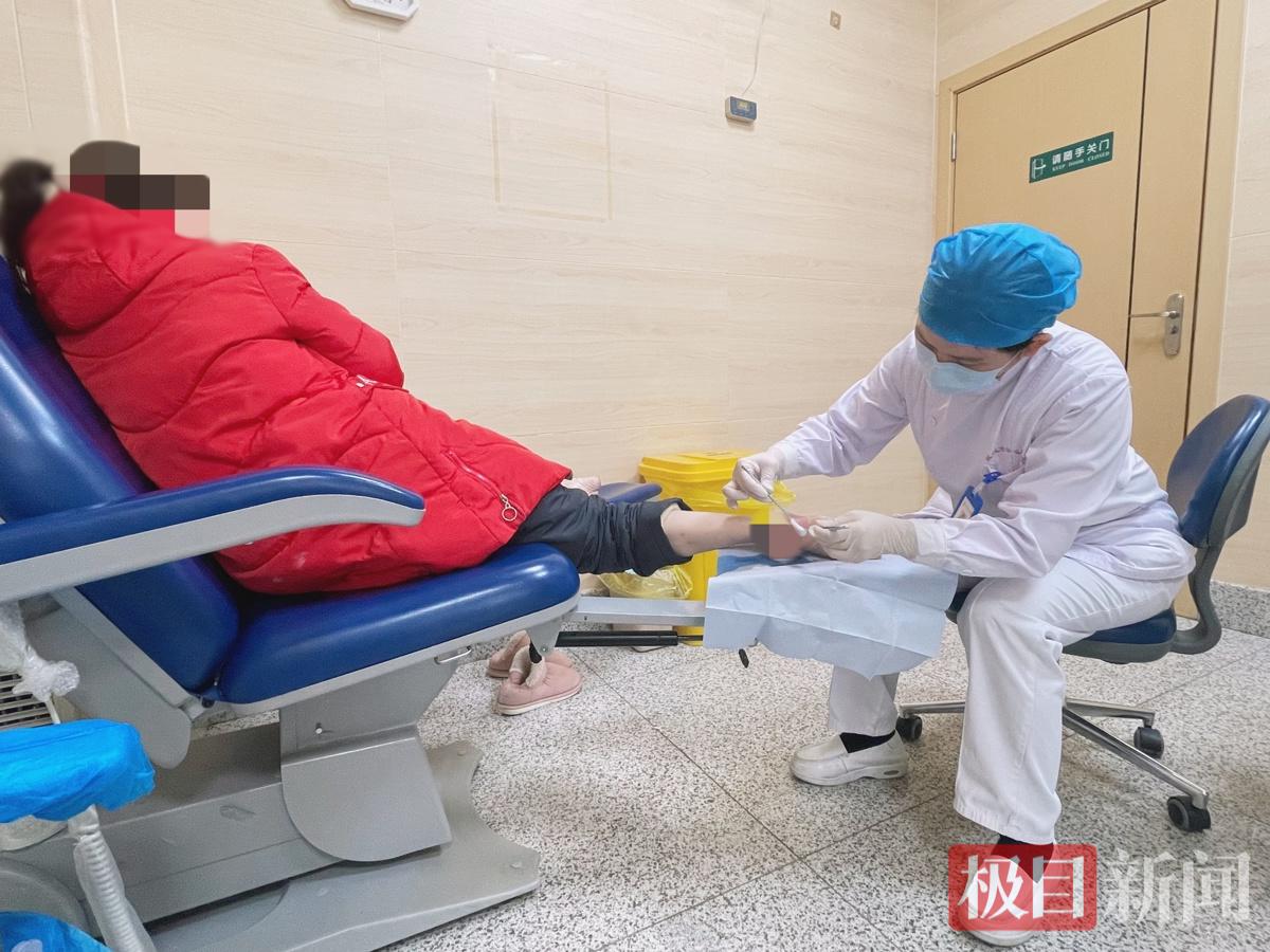 刘女士（化姓）在糖尿病足专病中心门诊接受伤口护理与康复指导_副本.jpg