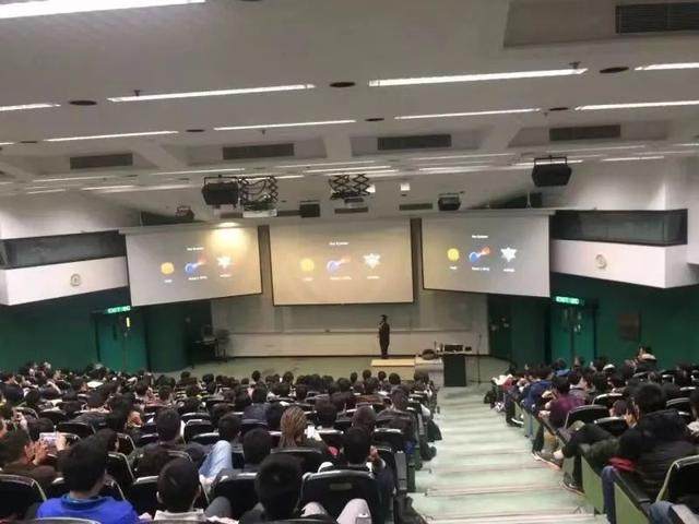 王一在做公众讲座（图片来源：广州日报）