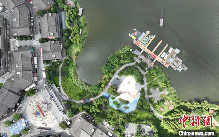 图为航拍丹寨县万达小镇。　杨武魁 摄