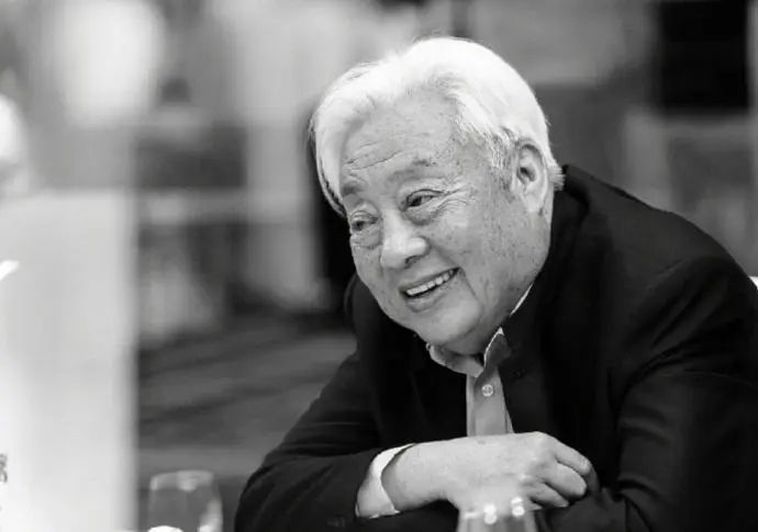 闫妮发文悼念朱广龙：永远严厉又风趣的佟老爹，两人曾在《武林外传》中饰演父女