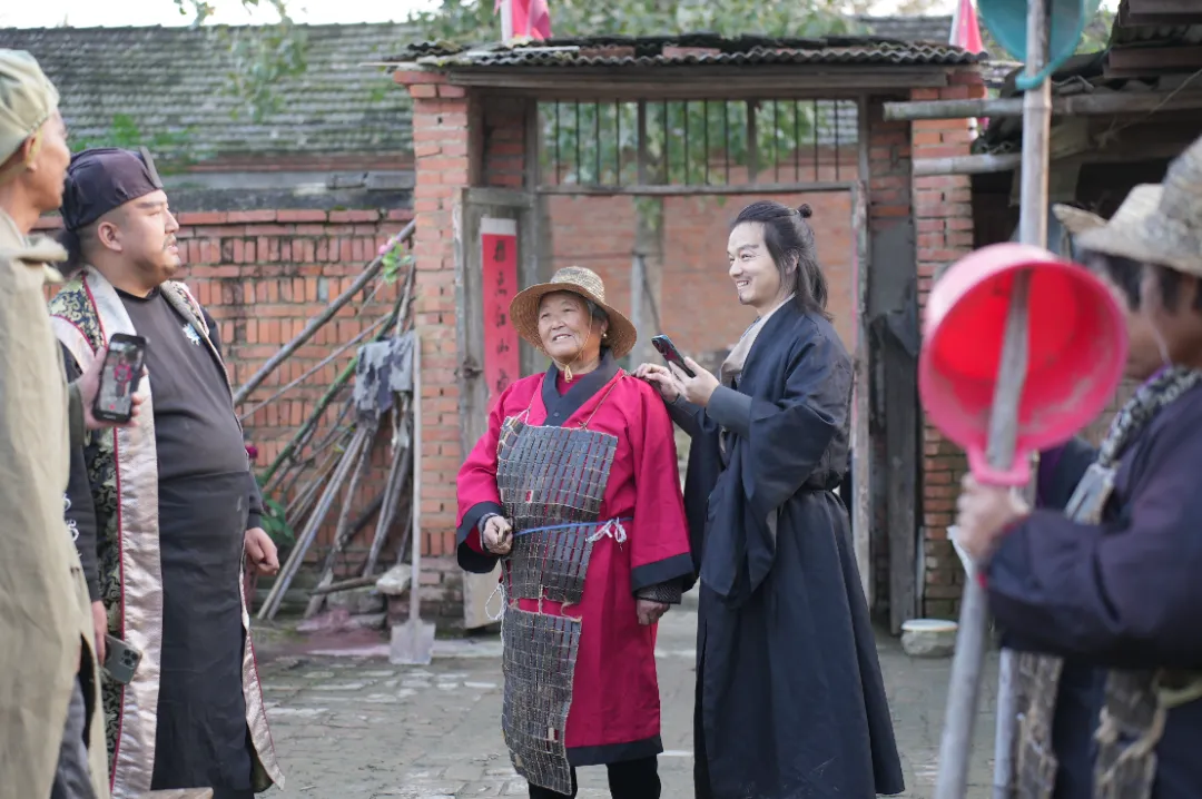 安徽装修工返乡拍土味三国回应消费老人质疑，直播带货新动向