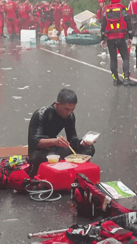 他席地而坐，在雨中吃饭！本人回应