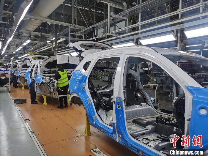 安庆振宜汽车有限公司汽车总装生产线。　张俊 摄