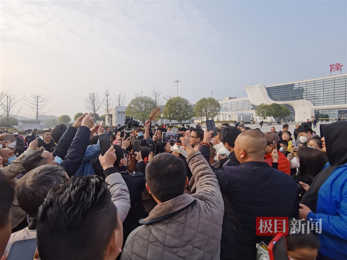 隆回站前广场袁树雄被粉丝簇拥 来自极目新闻.jpeg
