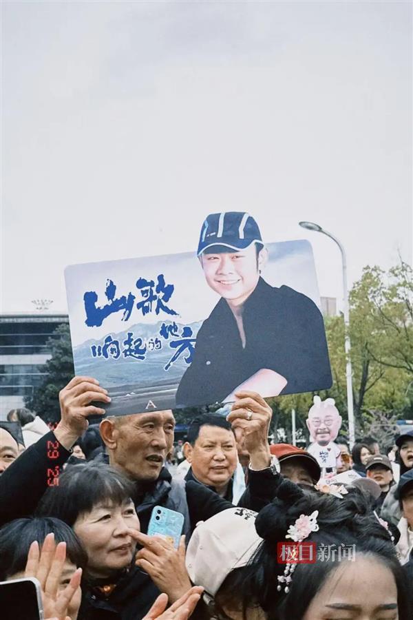 A刀郎武汉演唱会异常火爆.png