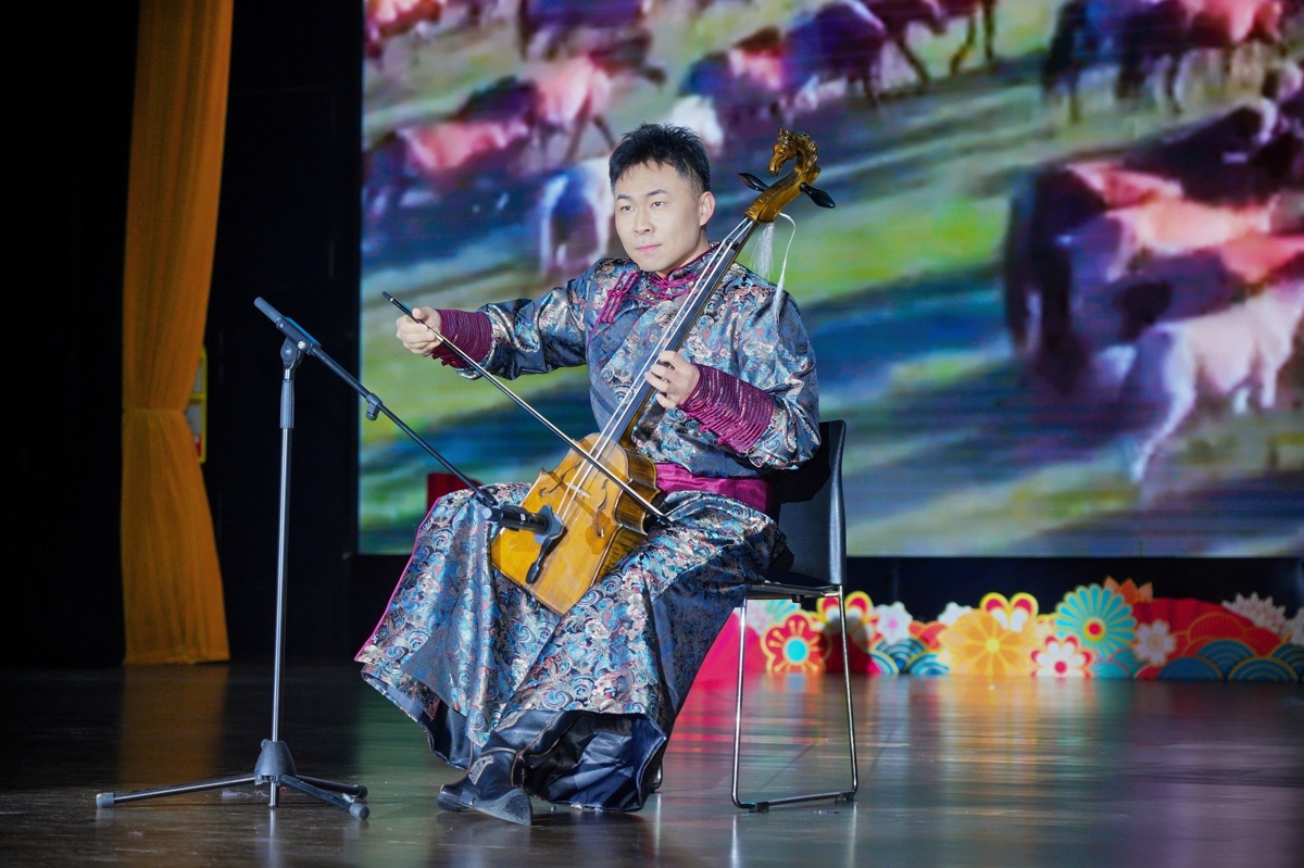 马头琴独奏《万马奔腾》节目现场。学校供图.jpg