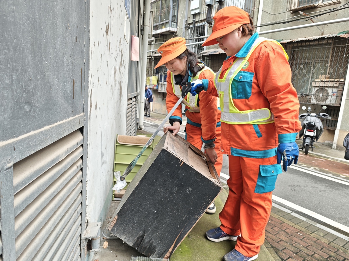 王自宁带着徒弟何沙沙深入背街小巷，一路发现盲区、清理杂物 (3).jpg