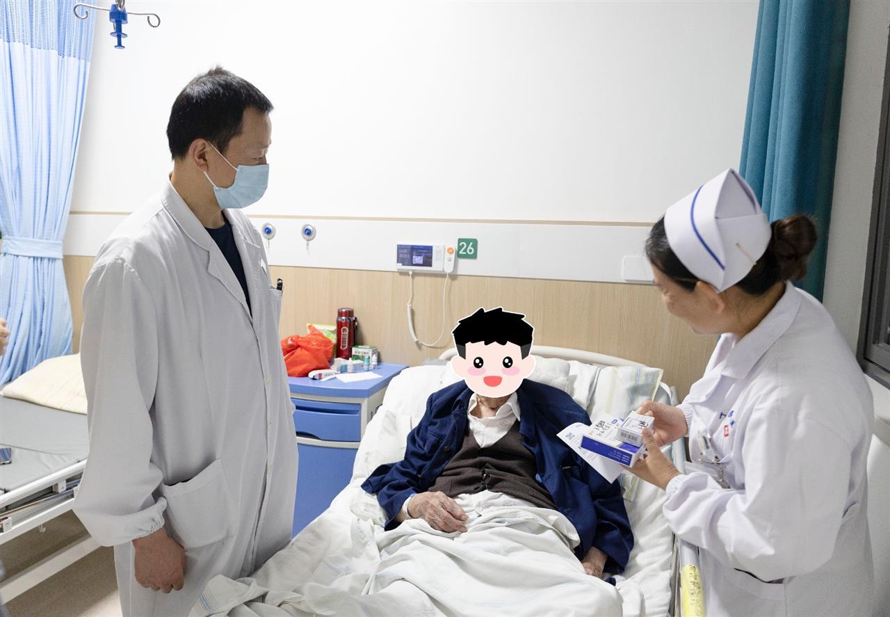 “老头子，我能看见你的脸了！”九旬夫妇在黄梅县医院重见光明