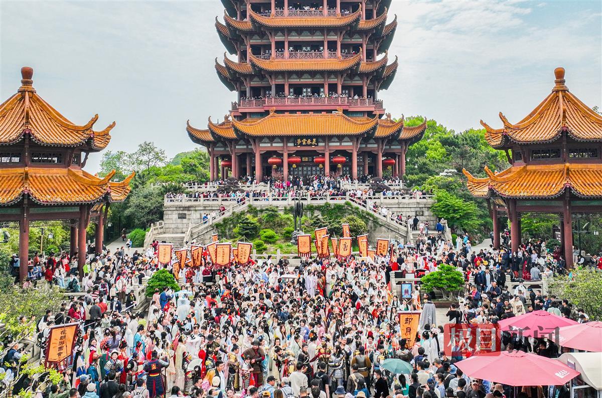 黄鹤楼前，人们沉浸在花朝节盛宴中