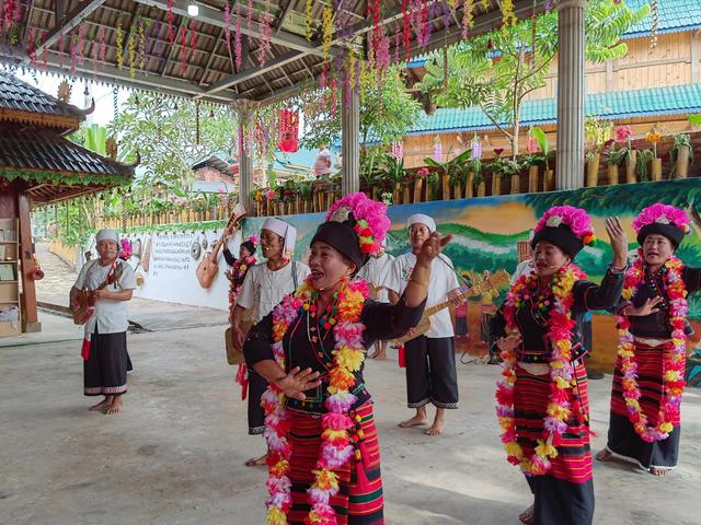 这是云南省西双版纳傣族自治州勐海县打洛镇曼芽村布朗族群众在表演节目。新华每日电讯记者字强摄