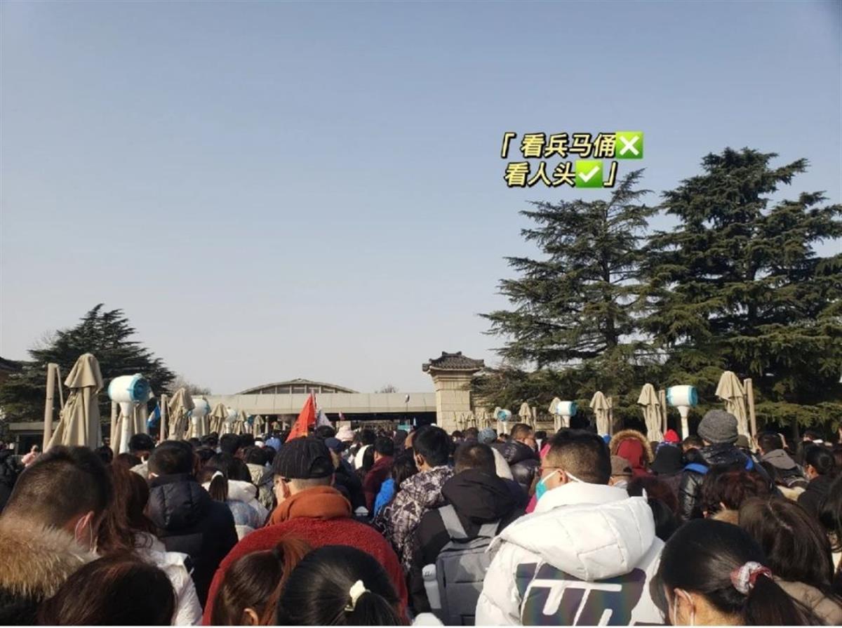 兵马俑坑游人如织.jpg