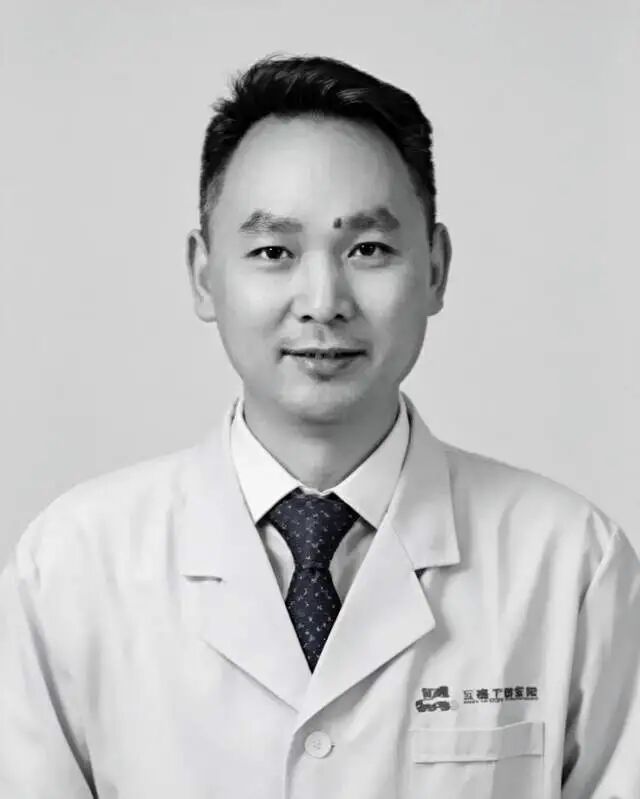 44岁副院长下车避险 高架桥坠落去世