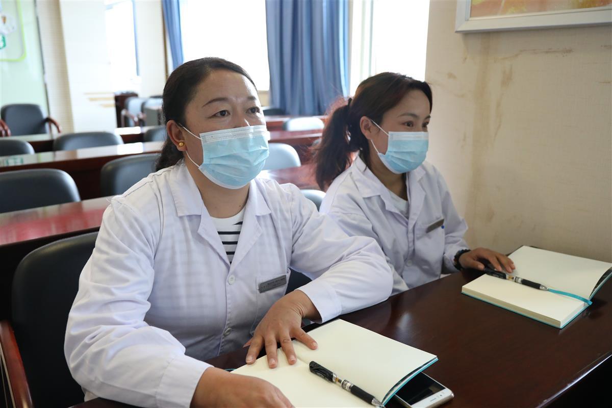 达瓦曲措（左）在参加培训