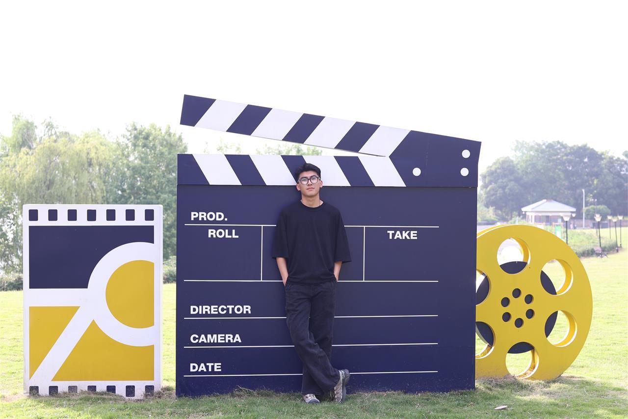 7 临近毕业，张腾在校园里“打卡”留念。.jpg