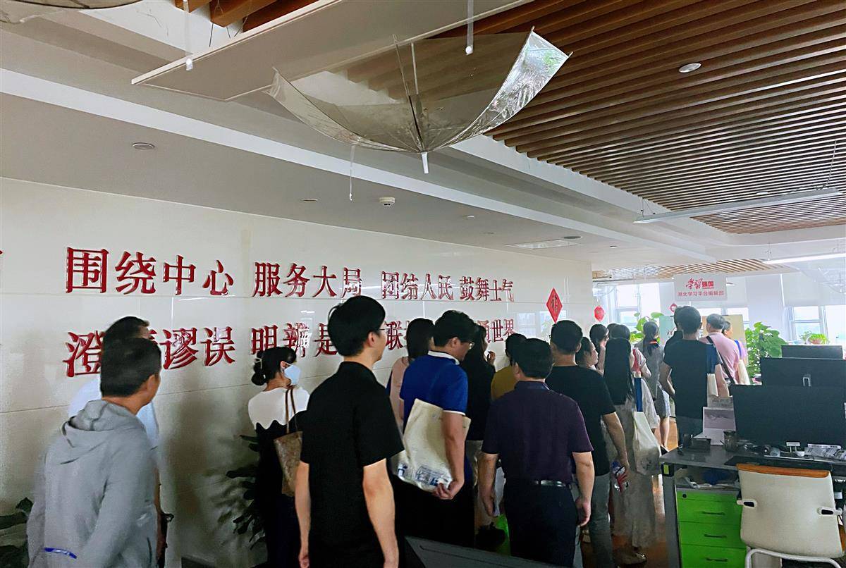 研修班学员参观集团全媒体指挥中心