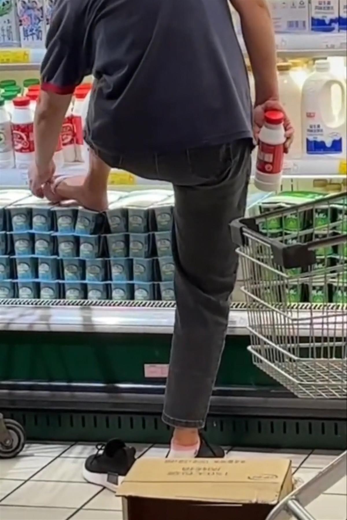 超市导购员脱袜踩在冰柜酸奶上_惠州益美标书销毁的作用_敷脚，店方：已开除当事人并销毁货物