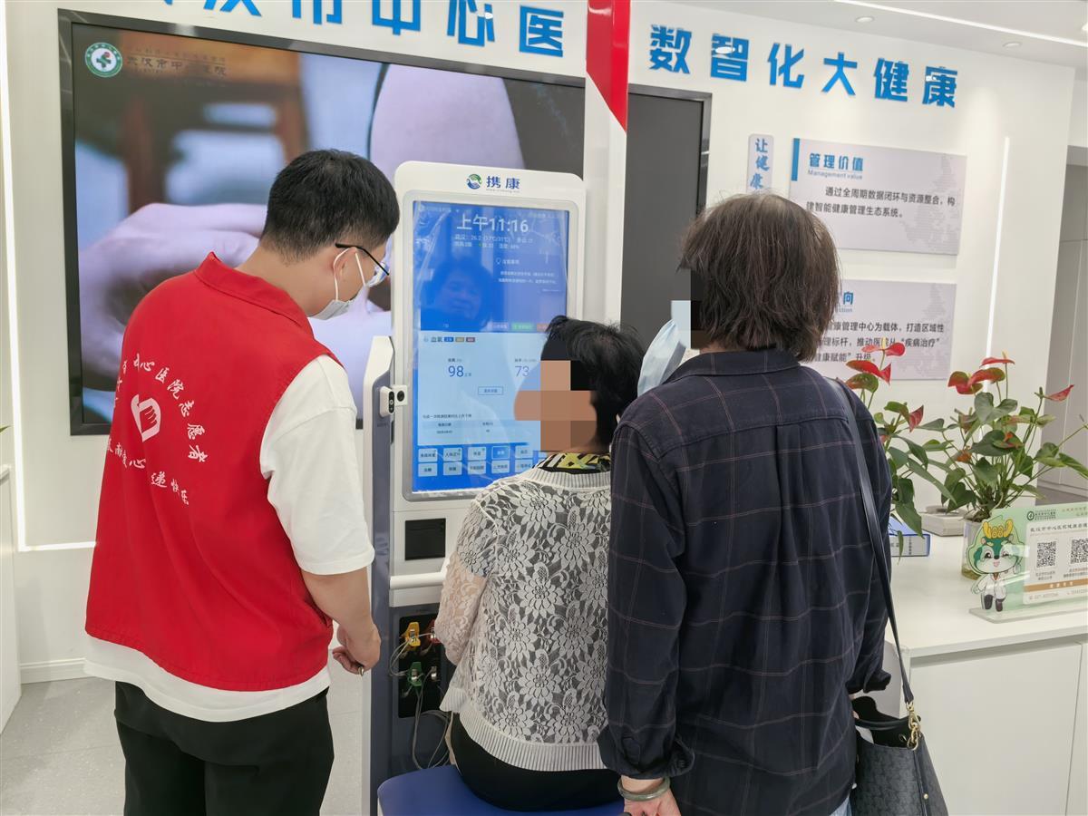 在武汉市中心医院南京路院区健康管理中心新开设的旅游健康驿站，不少市民及来汉游客体验健康管理服务。_副本.jpg