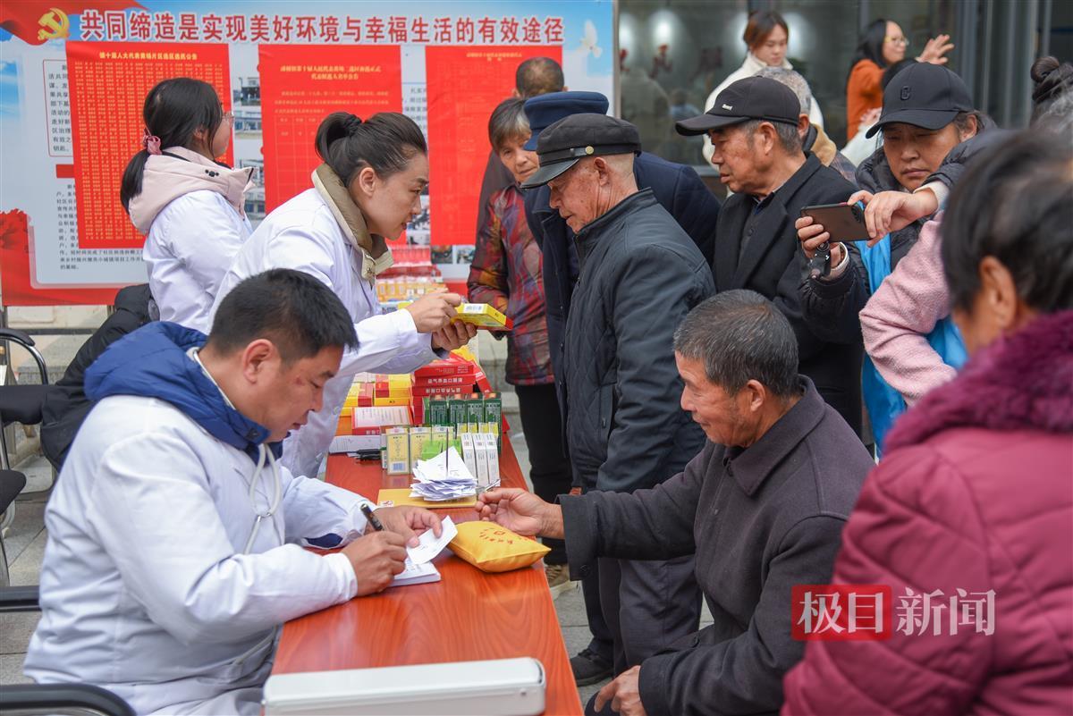 12月6日，彭贤钊（左）在荆州经开区滩桥镇新桥社区，为滩桥新城小区居民义诊。    （极目新闻记者 黄志刚 摄）.jpg