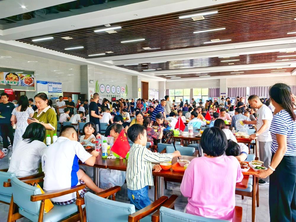 咸宁赤壁免费开放的政府食堂成为全国游客赤壁旅游的打卡点之一.jpg