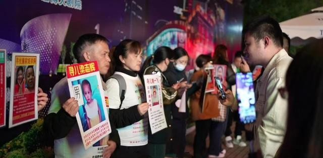 被拐儿童的父母在淄博引起路人关注