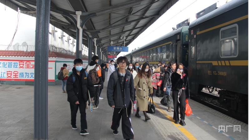 旅客们有序出站（央广网发 安顺市委宣传部供图）