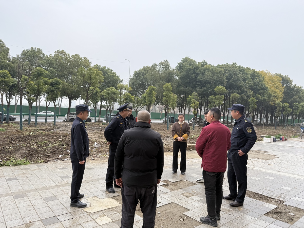 执法中心、园林社区、园艺公司和物业商户共同协商，绿地环境和商户出行问题 (2).jpg