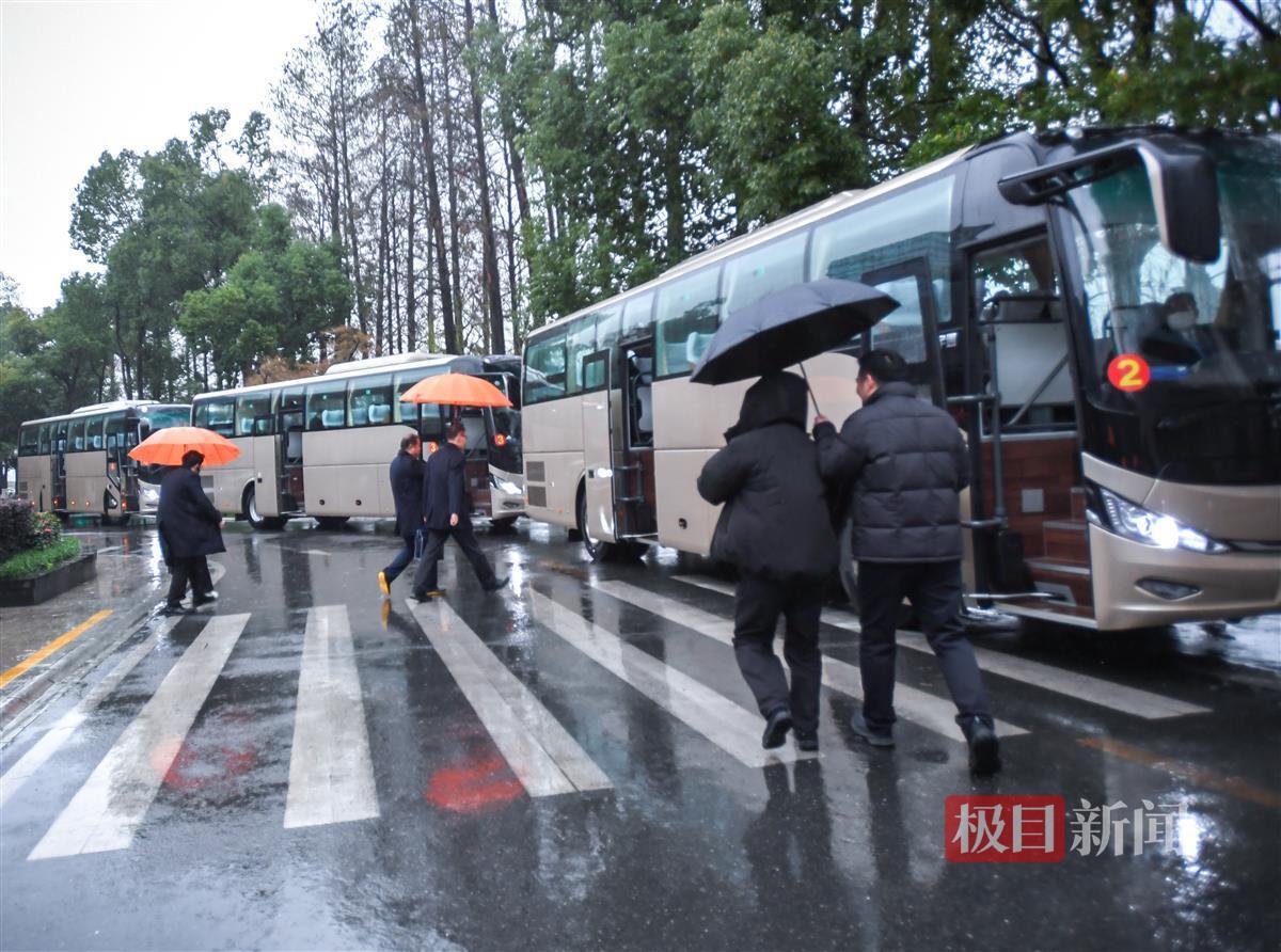 湖北代表团出发赴京参加十四届全国人大三次会议