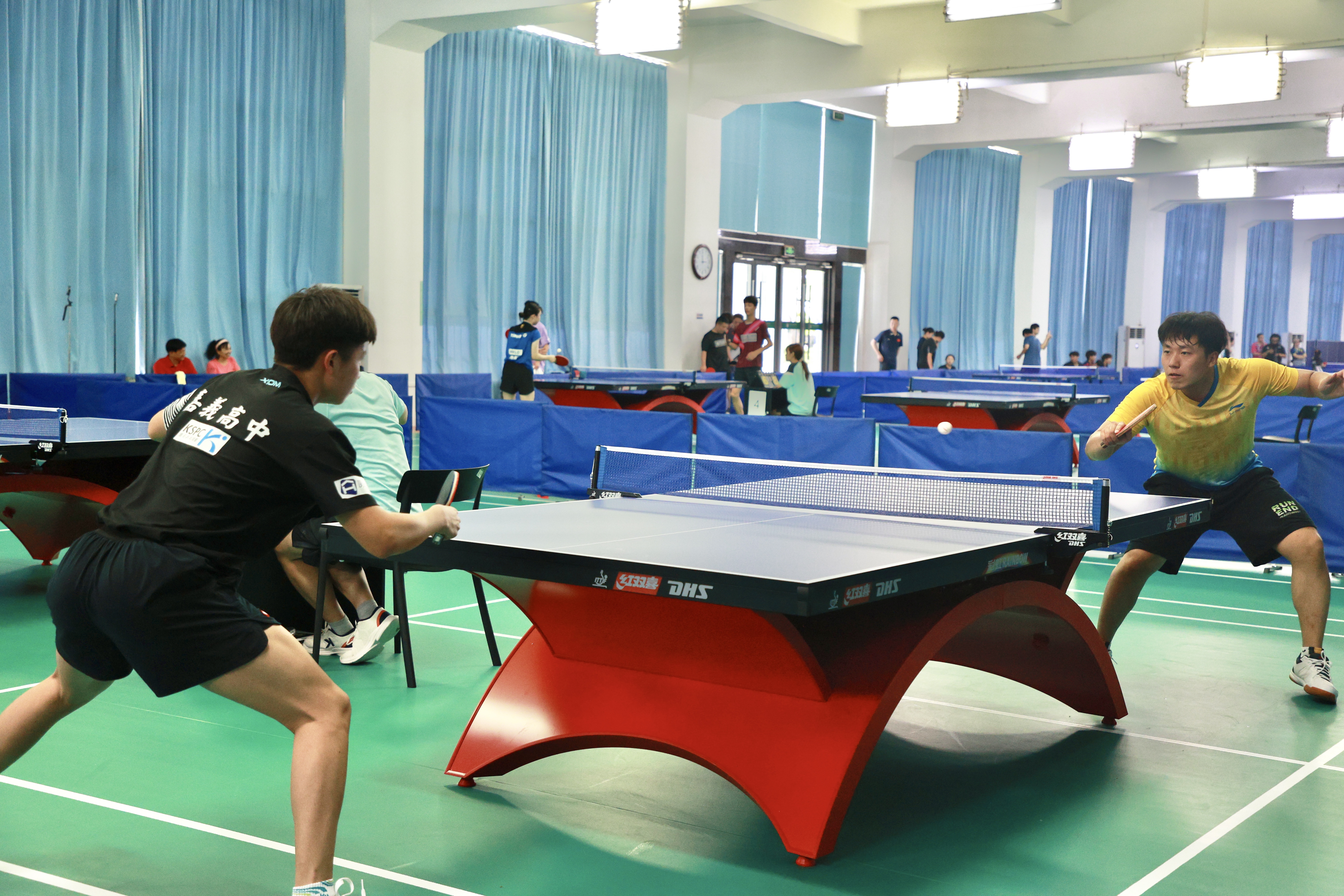 图为紧张激烈的乒乓球赛 摄影：芮雨欣 (9).JPG