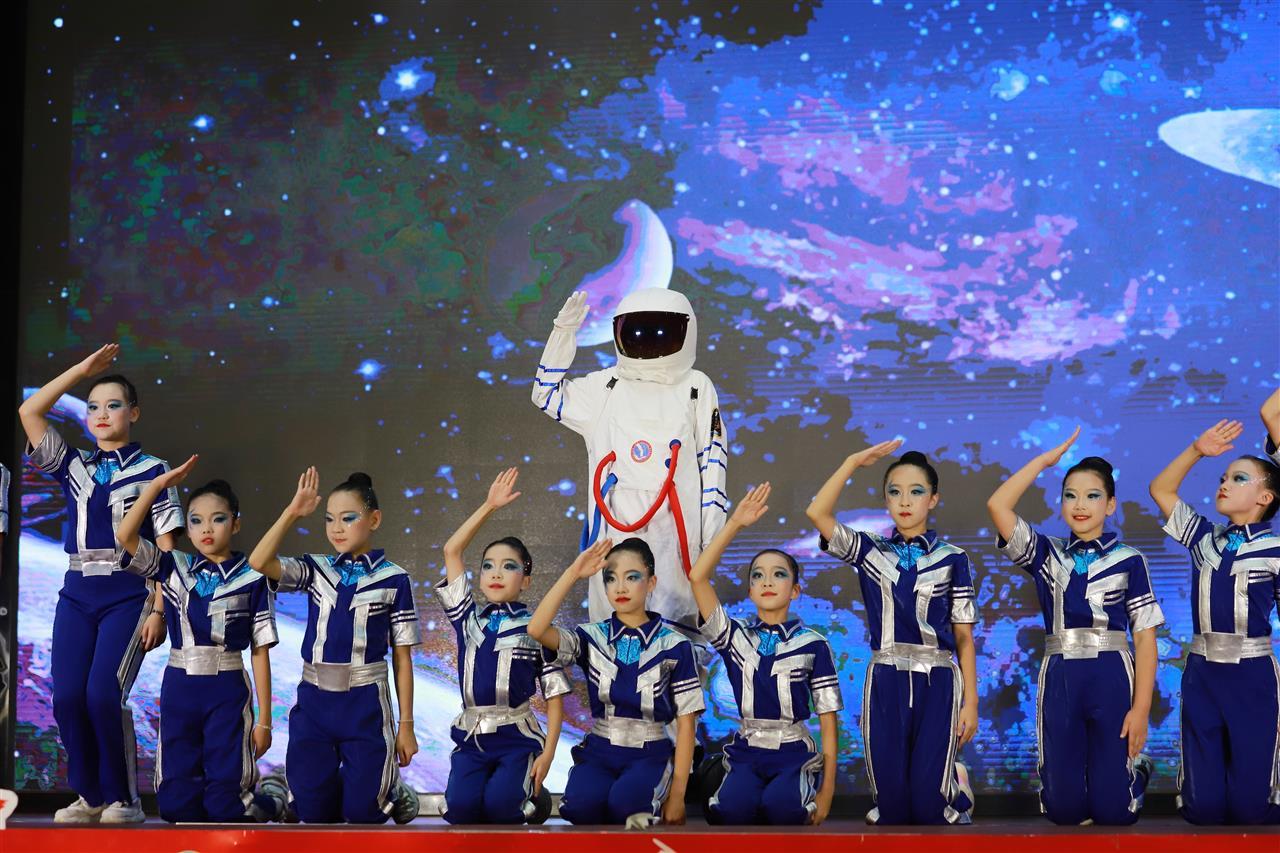 学生节目情景舞蹈《你好，太空》.JPG