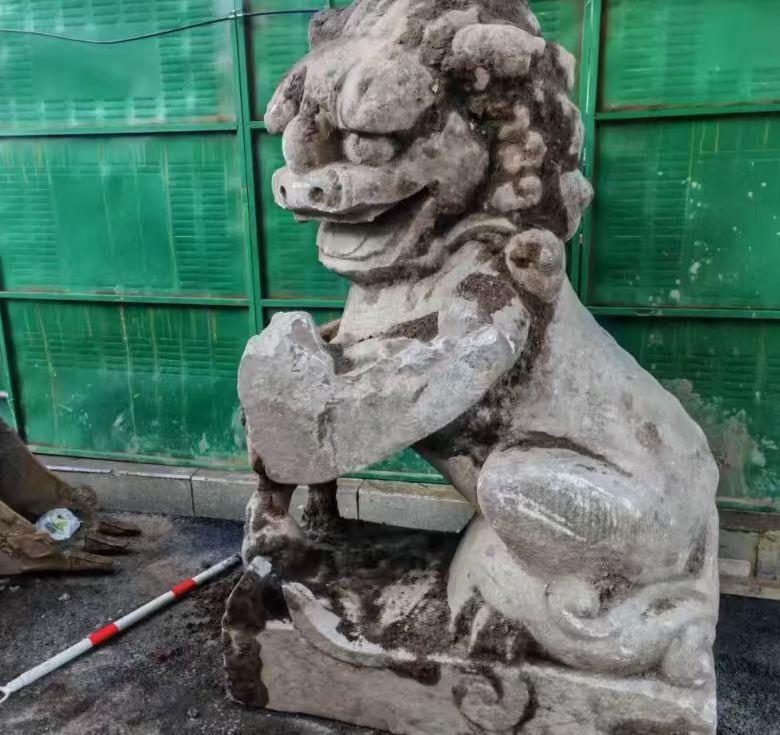 上饶工地发现明代石狮，挖掘耗时六小时引博物馆关注