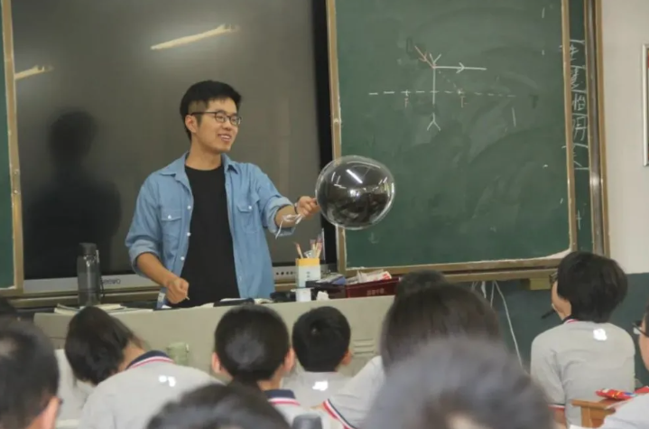 夏振东在上物理课（图片来源：瓷都晚报）