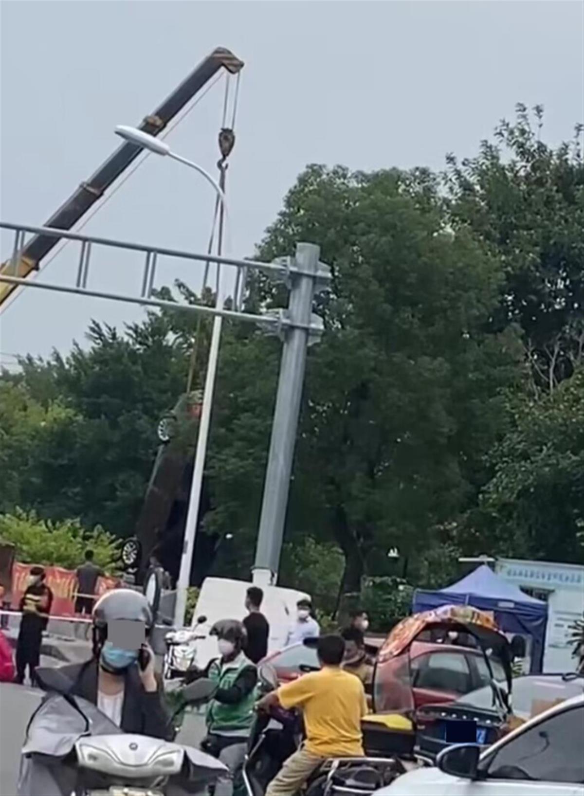 车辆被吊起（视频截图）
