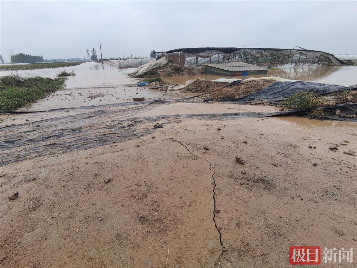 被洪水淹没毁坏的农田和道路3.jpg
