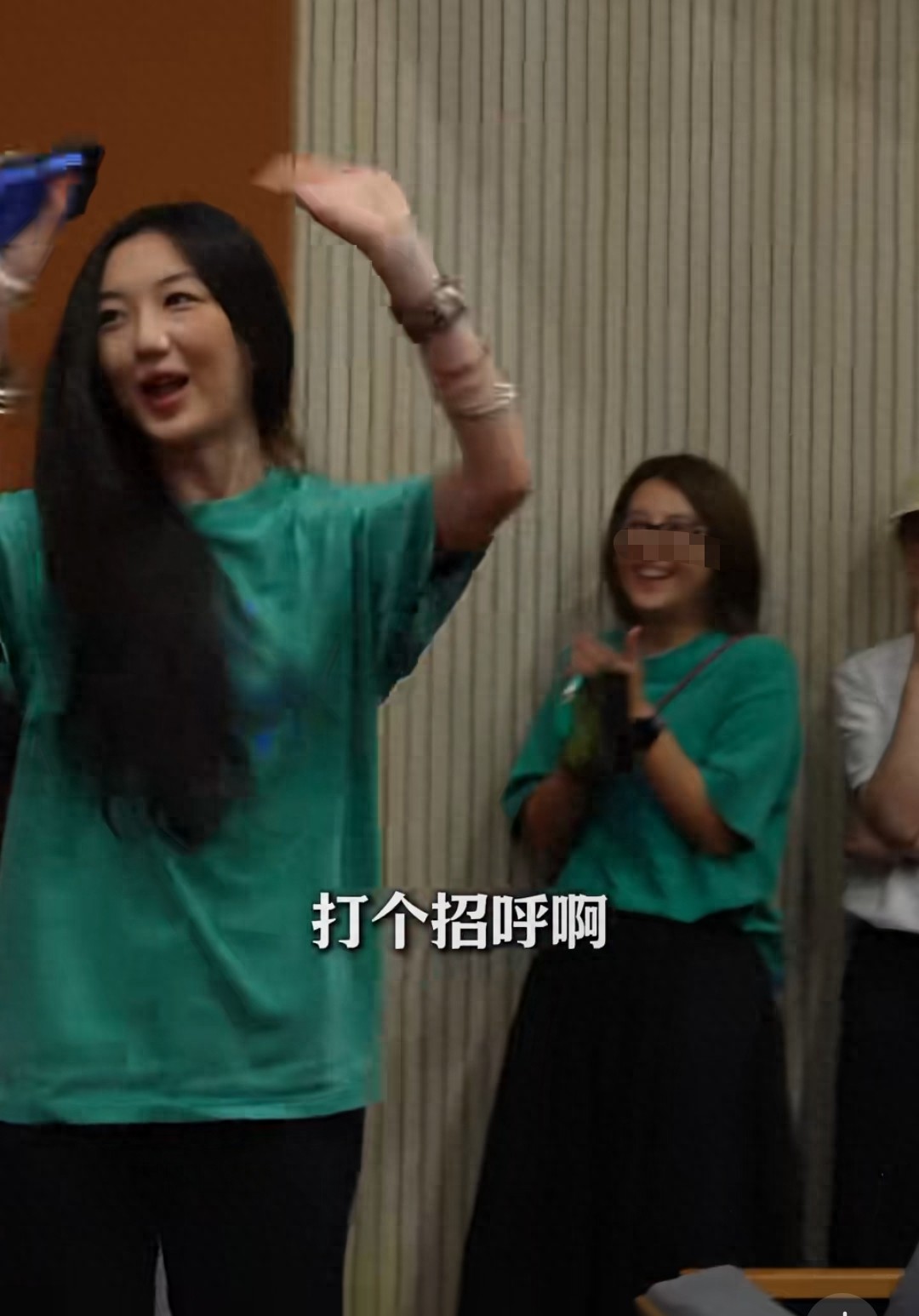 李嫣参加公益活动，大方打招呼引好感：这个自信真是绝了，很像王菲