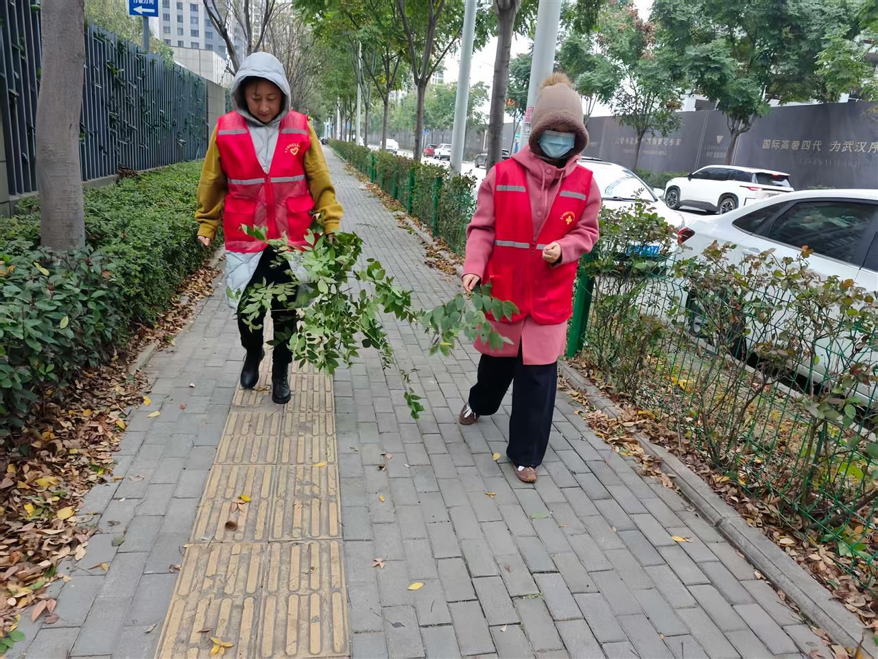 大风中，执法人员、环卫工人、社区志愿者共同清扫断枝落叶，维护路面整洁 (6).jpg